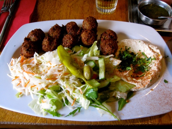 Koen's falafel and hummus plate